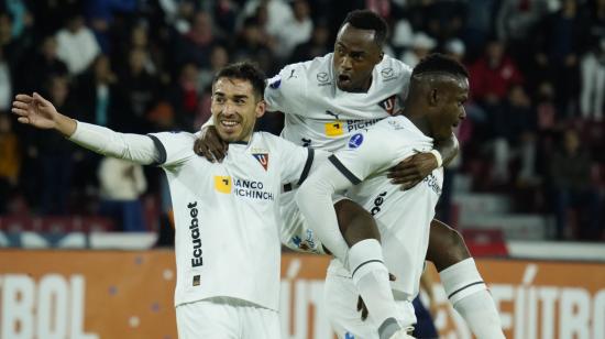 Los jugadores de Liga de Quito festejan un gol anotado en el estadio Rodrigo Paz Delgado, el 19 de abril de 2023. 