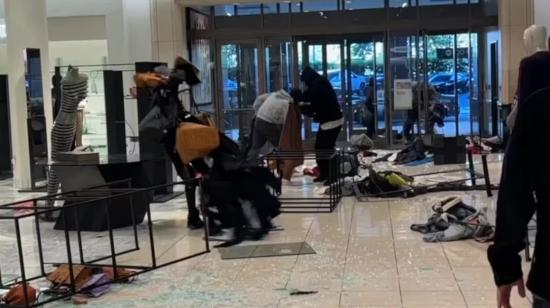 Varias personas saqueando en una tienda de lujo en California, Estados Unidos, el 12 de agosto de 2023. 