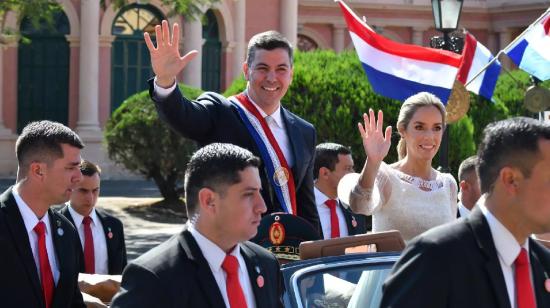 El nuevo presidente de Paraguay, Santiago Peña, y la primera dama, Leticia Ocampos, saludan durante un recorrido en coche a simpatizantes tras la ceremonia de investidura, en Asunción (Paraguay) el 15 agosto 2023.