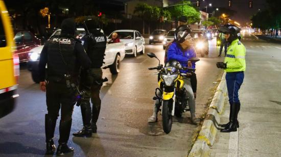 Agentes de tránsito de Guayaquil y efectivos de la Policía Nacional durante un operativo, el 11 de agosto de 2023.