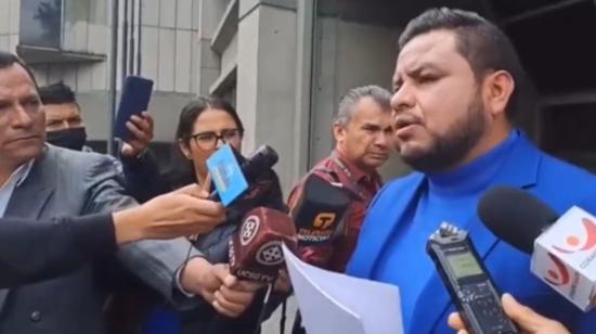 Édison Carrillo, candidato a la Asamblea por el movimiento Amigo, a la salida de la Fiscalía General del Estado, el 15 de agosto de 2023. 