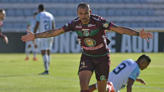 El jugador Diego Ledesma, de Mushuc Runa, festeja tras anotar su gol ante el Guayaquil City, el 16 de agosto de 2023.