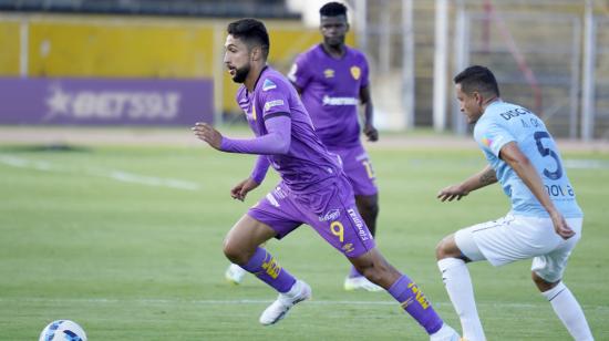 Jeison Medina, de Aucas, maneja una pelota en el partido ante Católica, el 17 de agosto de 2023.