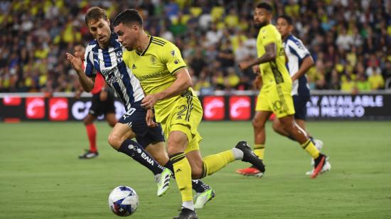 Daniel Lovitz, de Nashville, maneja una pelota en la semifinal de la Leagues Cup, el 15 de agosto de 2023.