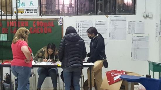 Conteo de votos en la Unidad Educativa Octavio Cordero Palacios, de Cuenca, el 5 de febrero de 2023, en las elecciones seccionales.