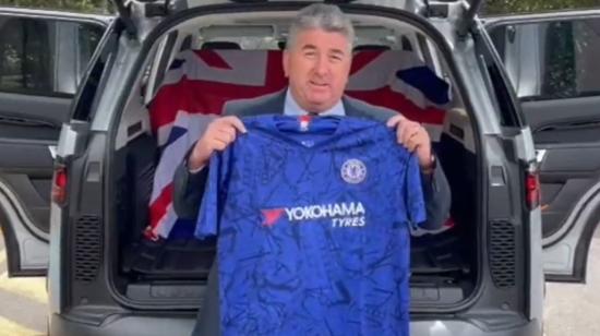 El embajador Chris Campbell da la bienvenida a Moisés Caicedo al Chelsea, el 15 de agosto de 2023.