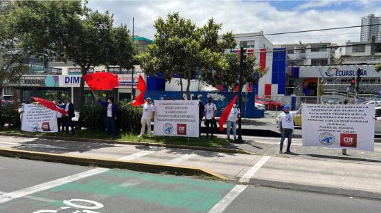 Protesta de trabajadores del sindicato Cetra Celec, el 6 de abril de 2022.