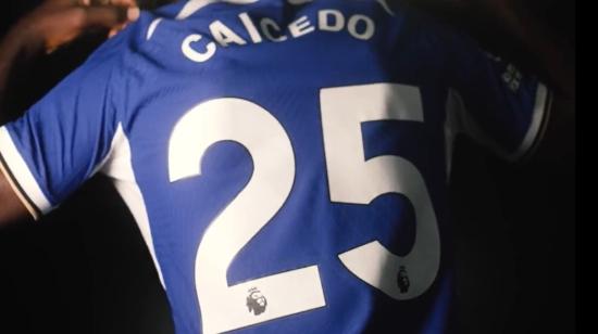 Moisés Caicedo ya luce la camiseta con el 25 en su espalda, el 16 de agosto de 2023.