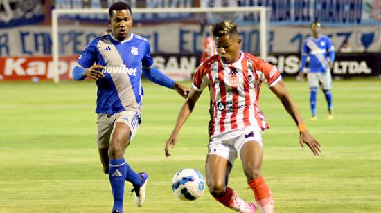 Jugadores de Técnico y Emelec disputan un balón en el estadio Bellavista de Ambato, el 17 de agosto de 2023.