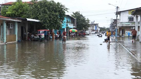 Imagen referencial de una inundación en Guayas, en abril de 2023.