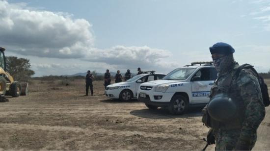 Militares y policías en una pista clandestina usada para el narcotráfico, descubierta en Salinas, Santa Elena, el 27 de enero de 2023. 