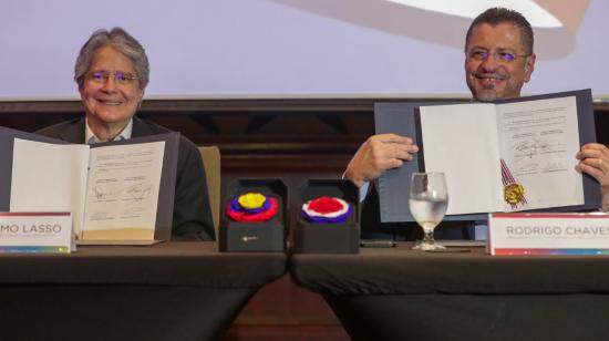 Presidente de la República, Guillermo Lasso, y su homólogo costarricense, Rodrigo Chaves, en la firma del acuerdo comercial entre Ecuador y Costa Rica, el 1 de marzo de 2023, en San José, Costa Rica.