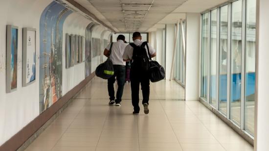 Imagen referencial de pasajeros en el Aeropuerto José Joaquín de Olmedo de Guayaquil. 