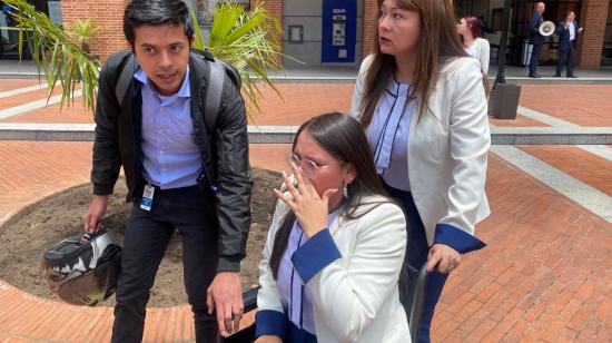 Una mujer recibe asistencia al ser evacuada tras un temblor de 6,1, en Bogotá, Colombia, el 17 de agosto de 2023. 