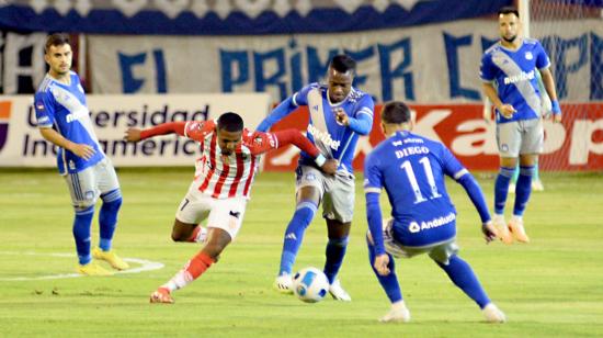 Jugadores de Emelec defienden una pelota en el estadio Bellavista de Ambato, el 17 de agosto de 2023.