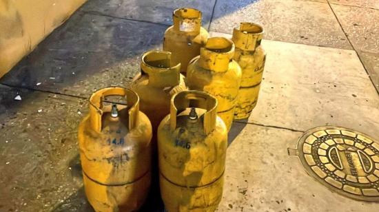 Seis cilindros de gas fueron encontrados en un vehículo abandonado en los exteriores de una UPC en Guayaquil el 16 de agosto de 2023.