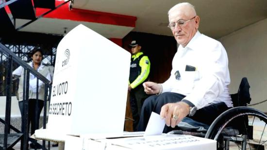 Un ciudadano sufraga en la jornada de voto en casa, este 18 de agosto de 2023.