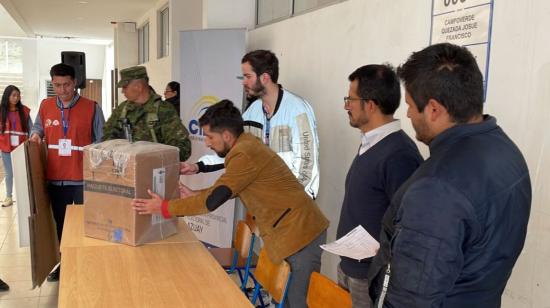 Una mesa electoral durante el simulacro efectuado en Cuenca el 13 de agosto de 2023.