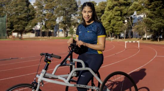 Irene Valarezo, junto a su triciclo en la pista de Los Chasquis, en Quito.