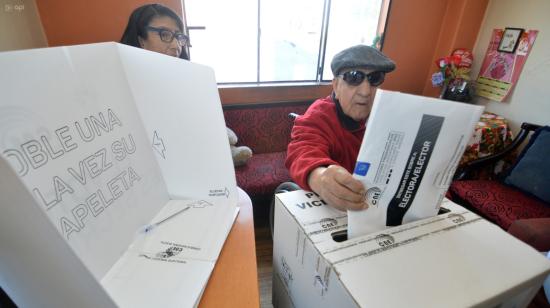 Un ciudadano sufraga en la jornada de voto en casa, en Cuenca, este 18 de agosto de 2023.