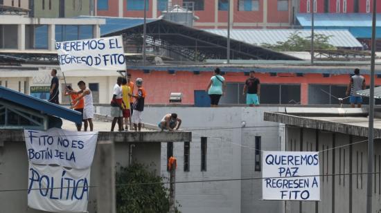 Privados de la libertad subieron con carteles a los techos de la cárcel Regional de Guayaquil para pedir el retorno de Adolfo Macías, alias "Fito", el 14 de agosto del 2023. 