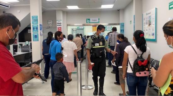 Atención en la agencia de Banecuador en Salitre, provincia de Guayas. Foto de abril de 2022. 