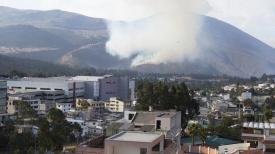 Incendio forestal en el cerro Casitagua, norte de la ciudad, vista desde El Condado, el 18 de agosto de 2023.