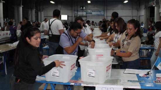 Preparativos de material electoral en Guatemala el 17 de agosto de 2023.