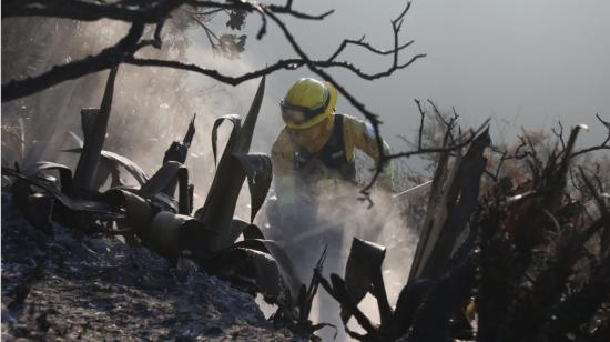 Los bomberos de Quito realizan tareas de control del incendio en el cerro Casitagua, en Quito, el 19 de agosto de 2023.