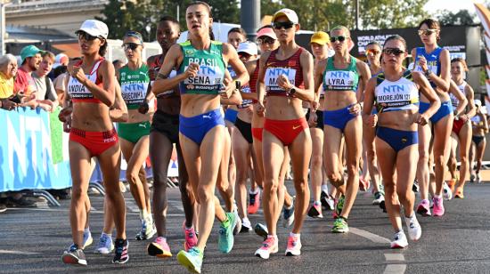 Glenda Morejón (derecha), durante la prueba de los 20 kilómetros marcha en el Mundial de atletismo de Budapest, el 20 de agosto de 2023. 