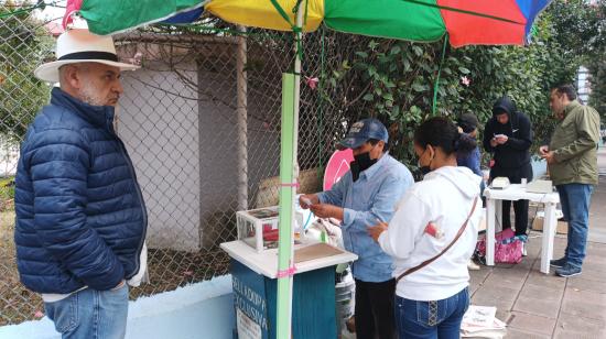 Norma Quinapallo ofrecía el servicio de plastificado del certificado de votación, a las afueras de la U.E. Sebastián de Benalcazar, en el centro norte de Quito, en las elecciones extraordinarias del 20 de agosto de 2023. 