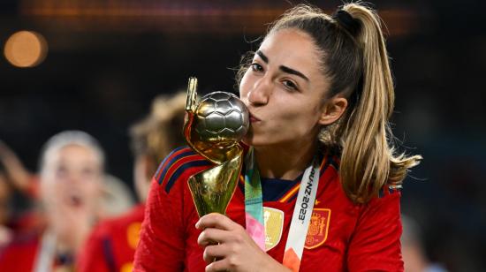 Olga Carmona, de la selección española, besa el trofeo de campeona mundial, el 20 de agosto de 2023. 