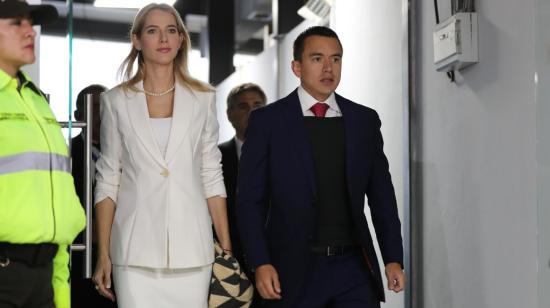 La influencer y modelo, Lavinia Valbonesi, junto al candidato presidencial Daniel Noboa, en la noche del debate en Quito, 13 de agosto de 2023.