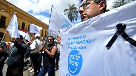 Militantes del movimiento Gente Buena en un plantón en el centro de Cuenca, tras el asesinato de Fernando Villavicencio, el 10 de agosto de 2023.