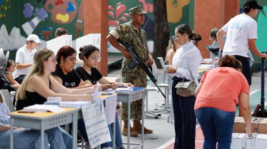 Ciudadanos acuden a votar durante la jornada de elecciones generales en Guayaquil, el 20 de agosto de 2023. 