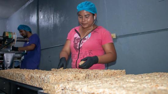 Trabajadores en una empresa de snacks, en Ecuador, el 18 de julio de 2023. 