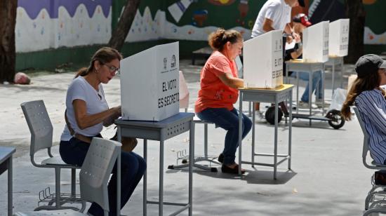 Ciudadanos acuden a votar durante la jornada de elecciones generales en Guayaquil, el 20 de agosto de 2023. 