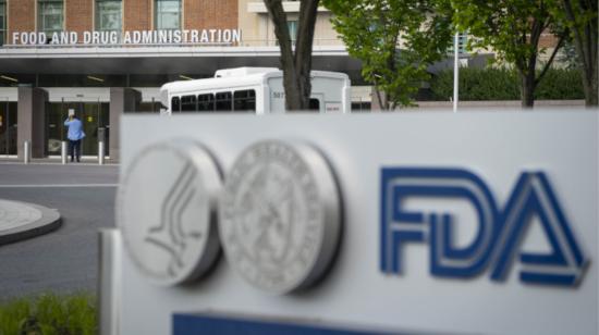 Exteriores de la sede de la agencia de medicamentos y alimentos de Estados Unidos, FDA, en Maryland, en 2020.