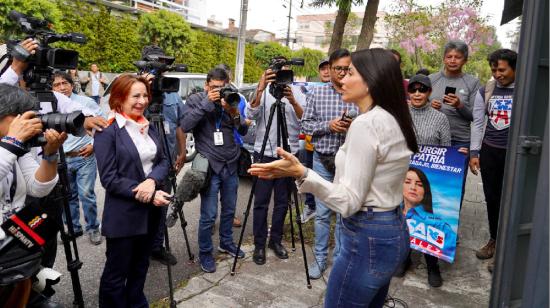 Luisa González habla con periodistas en Quito el 21.8.2023