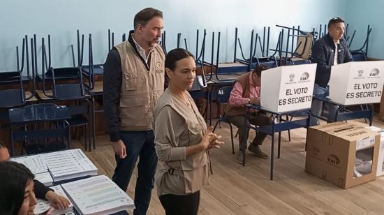 Isabel de Saint Malo, jefa de la misión de observación electoral  de la Organización de Estados Americanos (OEA), en una visita al Colegio Benalcázar, de Quito.