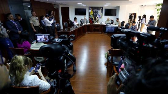 Imagen referencial. El Pleno del CNE en una conferencia con autoridades de la Policía, el 8 de agosto de 2023. 