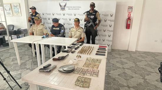 Policías en una rueda de prensa tras ejecutar operativos en Esmeraldas, el 22 de agosto de 2023.