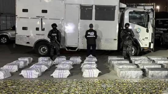 Policías durante el operativo 'Freedom', en Durán, donde incautaron 1,7 toneladas de cocaína, el 22 de agosto de 2023.