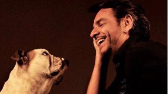 Eugenio Derbez  y su mascota Fiona.