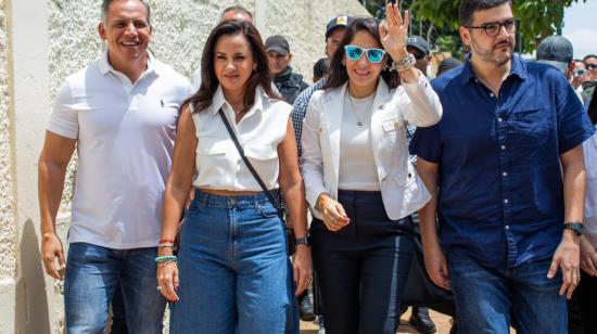 La prefecta del Guayas, Marcela Aguiñaga, junto a la candidata presidencial del correísmo, Luisa González, el 20 de agosto de 2023.