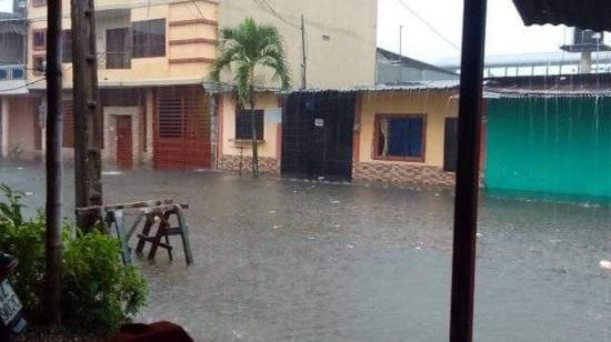 Imagen referencial. Quevedo, Los Ríos, afrontó lluvias fuertes que dejaron inundadas varias avenidas, el 22 de agosto de 2023. 