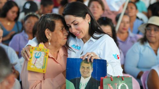 La candidata del correísmo, Luisa González, durante un recorrido en la campaña para primera vuelta.