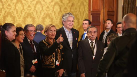 El presidente Guillermo Lasso y gremios periodísticos, tras la firma del Decreto, el 23 de agosto de 2023.