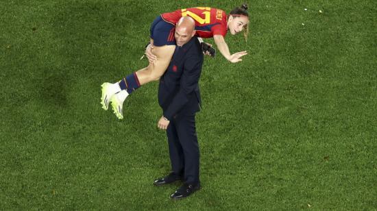 Luis Rubiales, presidente de la Real Federación Española de Fútbol, levanta en sus hombros a la jugadora Athenea del Castillo Beivide, durante el festejo de España como campeona del mundo, el 20 de agosto de 2023.