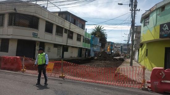 Trabajos viales en la calle Cubijies, entre Rumichaca Ñan y Apuela, en Quito, el 23 de agosto de 2023.